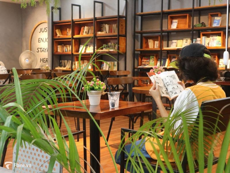 Góc ngồi đọc và nhâm nhi ly cà phê